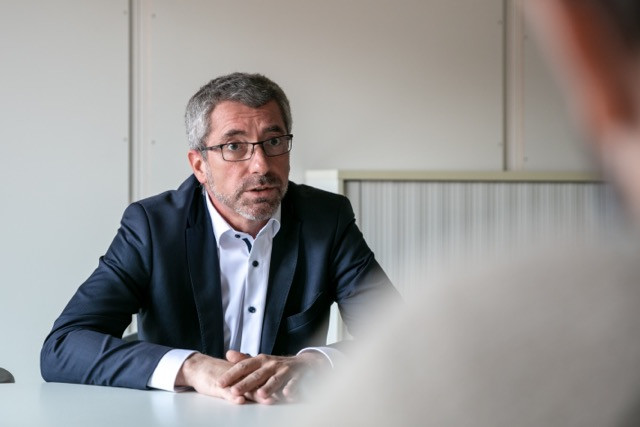 Frank Engel speaking with Paperjam’s Pierre Pailler. The former CSV president says the party is not being revolutionised by having a larger executive team and that it could even be handicapped at the next election. Romain Gamba