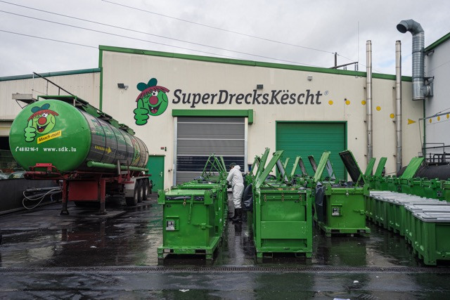 In its investigative report, Reporter.lu suggests that Oeko-Service Luxembourg SA, which runs the SuperDrecksKëscht, is multimillion euro company financed by the Luxembourg state. Mike Zenari