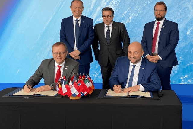 Jan Wörner, ESA director deneral, economy minister and Luxembourg deputy prime minister Étienne Schneider sign the accord, 27 November 2019. Top row, right, is Marc Serres, CEO, Luxembourg Space Agency Luxembourg Space Agency