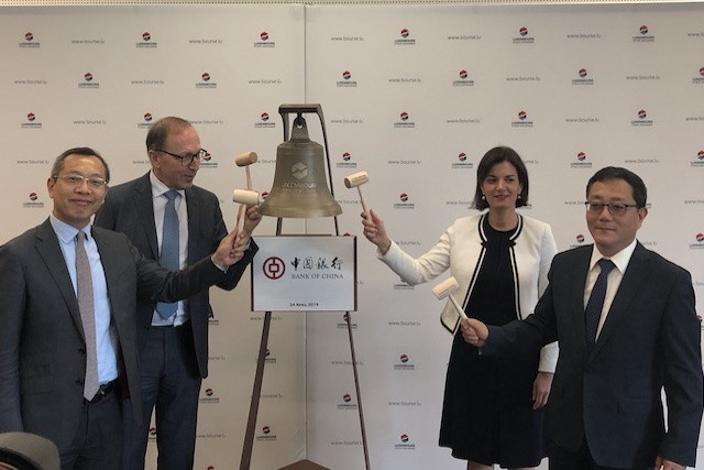 The bell-ringing ceremony, with (l. to r.) Longjian Chen (Bank of China), Robert Scharfe and Julie Becker (both LuxSE), and Hui Ou (BOC), 24 April 2019 Delano
