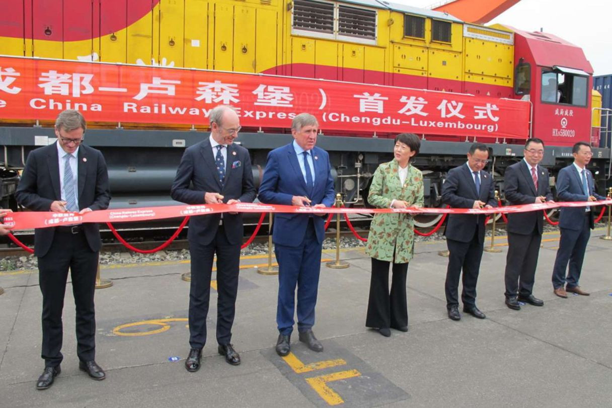 Minister Bausch, cutting the ribbon at the line’s inauguration event, flanked on the left by Marc Wengler (CFL) and ambassador of Luxembourg in China, Marc Hübsch; and on the right, Xiadiu Liu, Chengdu deputy mayor  MMTP
