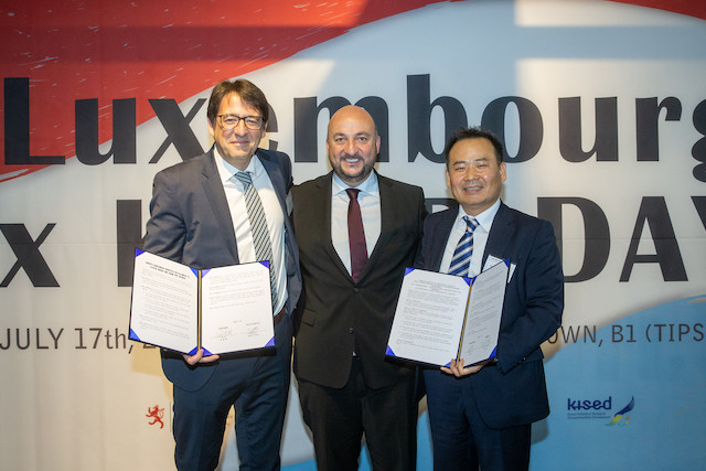 Deputy PM Étienne Schneider flanked by Mario Grotz (Luxinnovation) and Kwanghyon Kim (KISED) following the MoU signing MECO