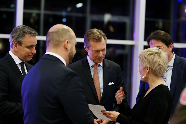 Grand Duke Henri speaks with Luxinnovation CEO Sasha Baillie next to economy minister Etienne Schneider and education minister Claude Meisch Cour grand-ducale/Sophie Margue