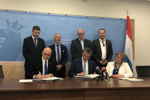 Minister of education Claude Meisch and European Schools secretary general, Giancarlo Marcheggiano, signing the agreement during Tuesday's press conference Delano