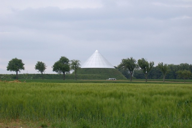 The conical water tower in Garnich blends in nicely with its rural scenery Maison moderne/archives