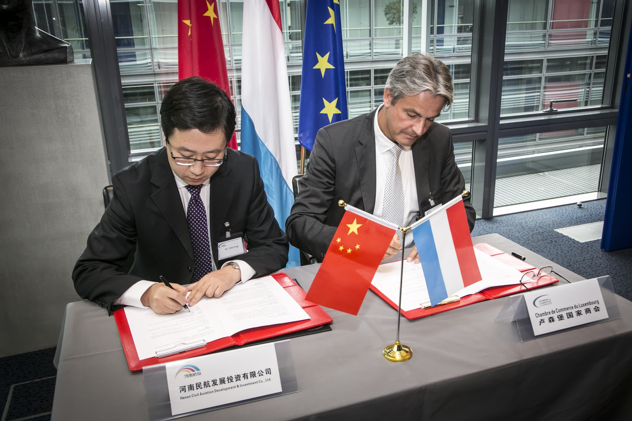 Signing of the Memorandum of Understanding by FAN Yong, Assistant to the General Manager, Henan Civil Aviation Development and Investment Co. (HNCA) and Jeannot Erpelding, Director of International Affairs at the Chamber of Commerce Chambre de Commerce