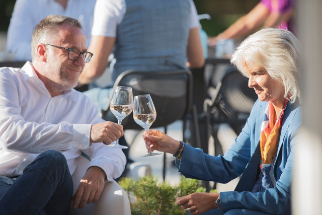 Cheers! Daniel Eischen and Françoise Reuter at a Delano Live event on the terrace of Brasserie Schuman in July 2020. Our 10th anniversary party takes place at the same venue on 13 July. Maison Moderne