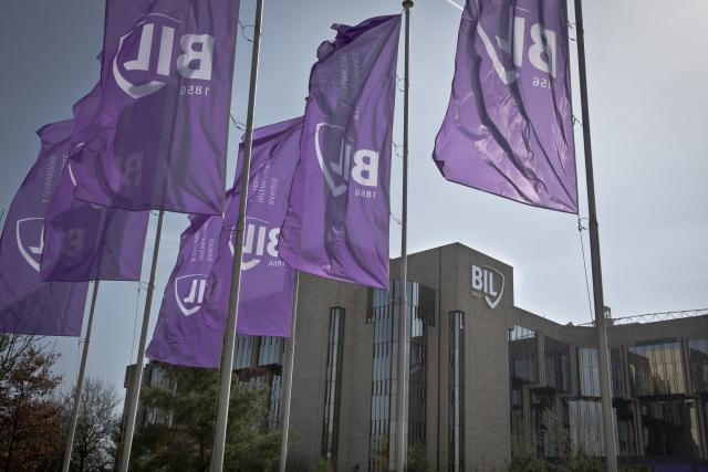 Flags fly in front of the Luxembourg City headquarters of Banque internationale à Luxembourg in this archive photo. According to the Reuters news agency, a Chinese firm is in talks to take over a majority shareholding in the bank. Maison Moderne