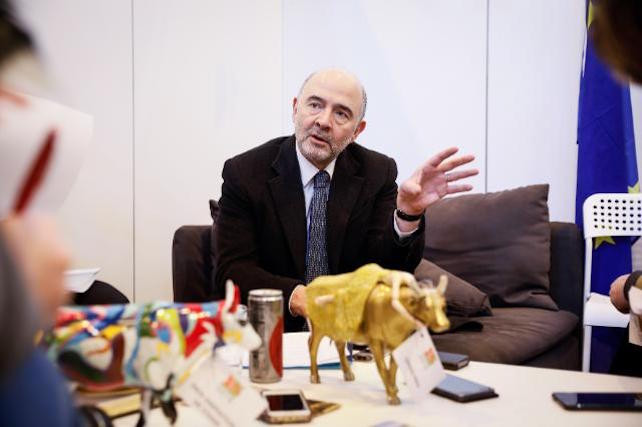 Pierre Moscovici speaks with journalists at the Paris Agriculture Show, 2 March 2018 European Commission/Thomas Padilla
