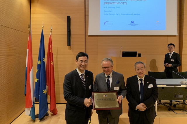 Chinalux president Dirk Dewitte (centre) with secretary of the Luhe district party committee of Nanjing, Zhihong Zhu (l.), and Chinese ambassador to Luxembourg Changqing Huang Chinalux