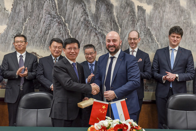 From left: Wu Yanhua, deputy head of the Chinese space centre shakes hands with Luxembourg economy minister Étienne Schneider Luxembourg economy ministry