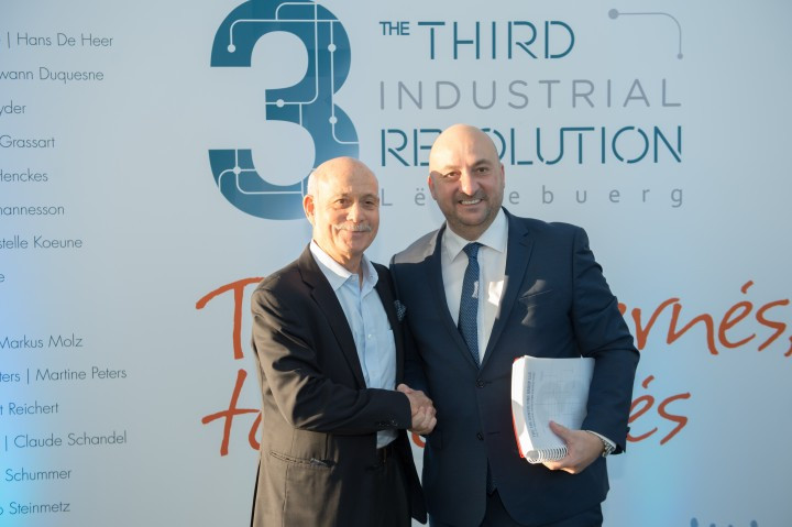 The economist Jeremy Rifkin shakes hands with Étienne Schneider, the deputy prime minister and economy minister, during the Luxembourg Sustainability Forum 2016, where Rifkin presented on his “Third Industrial Revolution” study commissioned by the Grand Duchy’s government; the forum was held 14 November 2016 at Luxexpo. Emmanuel Claude