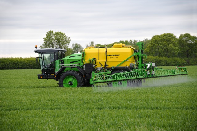 Many Luxembourg farmers, and all wine-growers, have already voluntarily stopped spraying herbicides containing glyphosate. They have received compensation from the state. nitpicker / Shutterstock