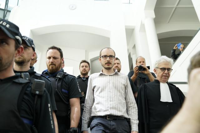 Antoine Deltour (centre) inside Luxembourg’s central courthouse in June 2016 Archive/Sven Becker