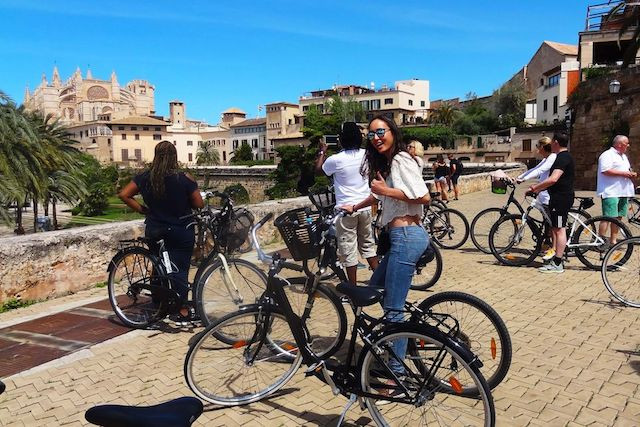 A tour in Mallorca with NANO bicycles (Photo : Luxair )