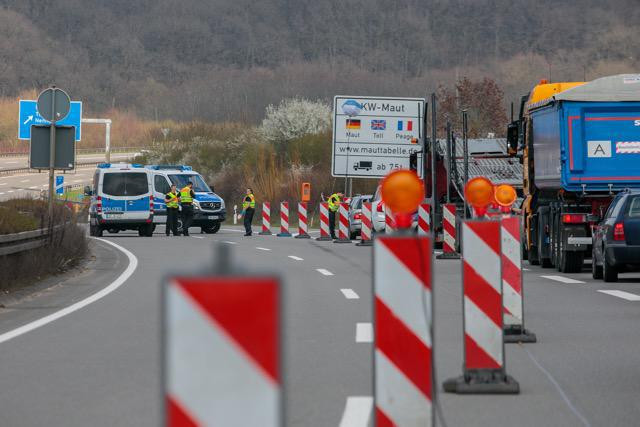Police from the state of Saarland check vehicles crossing the border from Luxembourg into Germany on 17 March 2020 Matic Zorman/archives