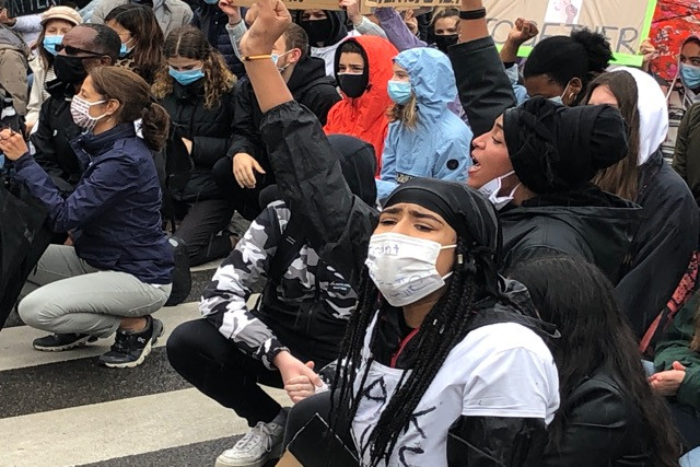 A young woman leads the chant of “Black lives matter; I can’t breathe!” outside the US embassy in Limpertsberg on Friday 5 May. Duncan Roberts