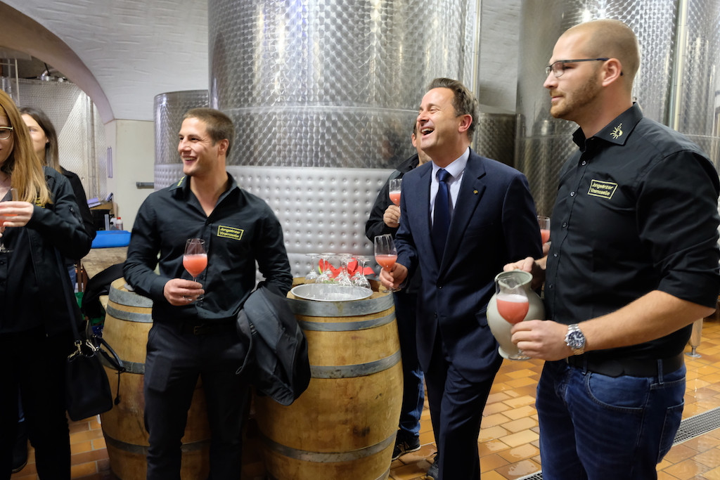 Xavier Bettel enjoys a joke and a glass with young winemakers, including Jongwënzer Vinsmoselle president Pit Leonardy (right) (Photo: Domaines Vinsmoselle)