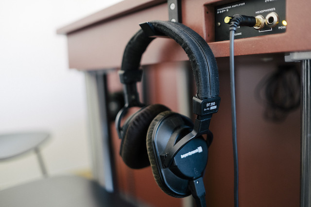 Headphones at the Radio Ara studio (Photo: Léa Giordano)