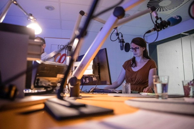 Journalists from Delano including Jess Bauldry, pictured at the 100,7 studio in November 2019, provide listeners to the “The Jim Kent Show on Radio 100,7 with Delano” with a seven-day roundup every Thursday. Jan Hanrion/Maison Moderne