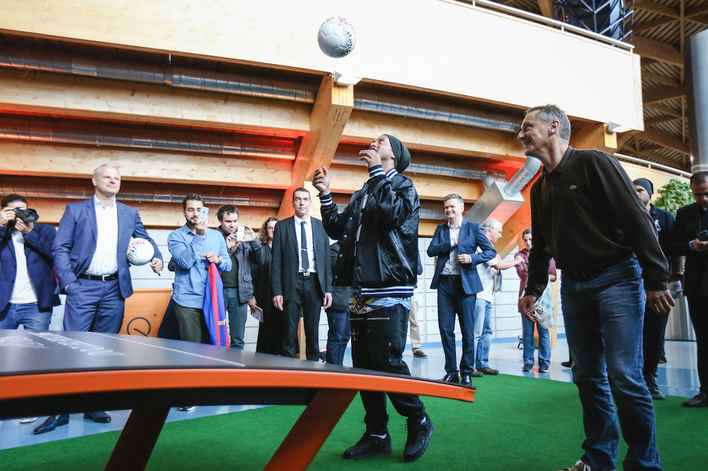 Ronaldinho shows off his skills at a Teqball table at the Coque in Kirchberg (Photo: Docler Holding)