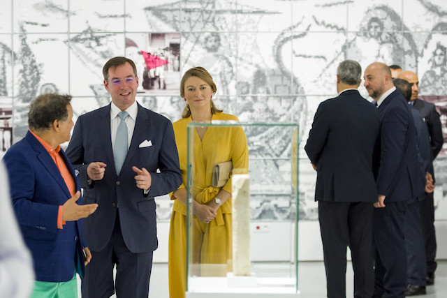 Mehdi Qotby of the Moroccan National Foundation of Museums showing the royal couple around the museum as Schneider speaks with MMVI director Abdelaziz El Idrissi in the background. SIP/Jean-Christophe Verhaegen