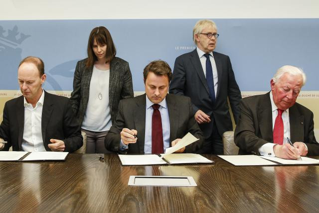 Thomas Rabe, chairman of RTL Group’s board, Xavier Bettel, Luxembourg’s prime minister and communications minister, and Jacques Santer, chairman of the board at CLT-Ufa, which runs RTL Luxembourg, are seen signing the new broadcasting accord on 31 March 2017 SIP