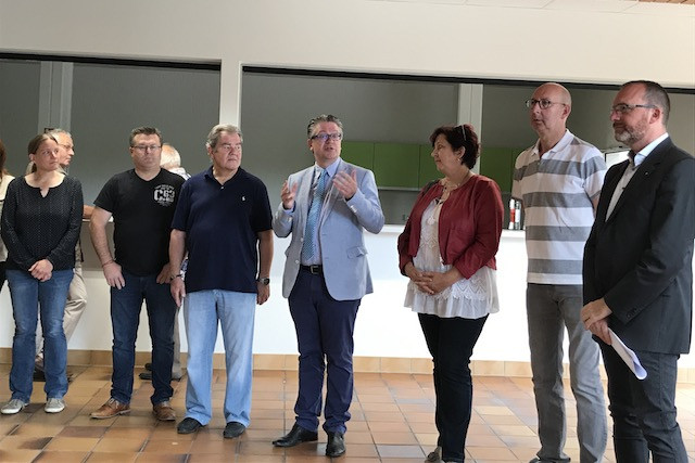 Yves Piron (centre), head of Olai, the foreigner integration agency, speaks during a public tour of the new refugee housing centre in Soleuvre, in the commune of Sanem, on 26 August 2017 Staff