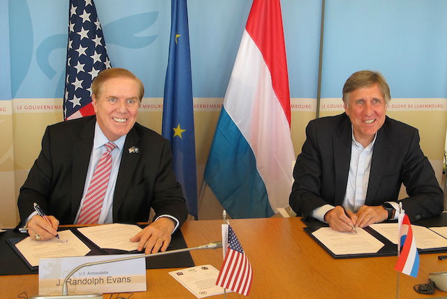 US ambassador Randy Evans is pictured with Luxembourg defence minister François Bausch signing the MoU on Wednesday 2 October MMTP