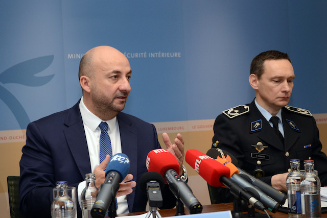 Étienne Schneider, the deputy prime minister and internal security minister, charged the CSV with posting “fake news” about his police reform bill. Archive picture: Étienne Schneider, on left, is seen speaking at a press conference with Donat Donven, the deputy director general of the Grand Ducal Police, on 6 April 2017. MSI