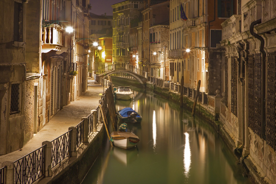venice_rio_martin_canal_at_night.jpg