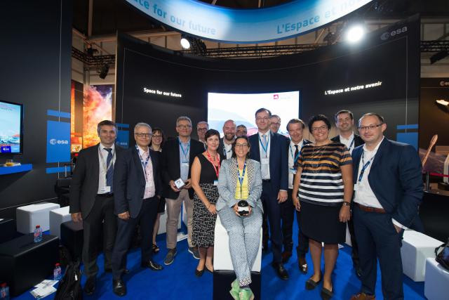 Mathias Link of the Luxembourg economy ministry’s office of space affairs (on left) announcing the “Luxembourg Prize” that is part of the “Space Exploration Masters” initiative, with representatives of the European Space Agency, during the Paris Air Show on 21 June 2017 ESA/Philippe Sebirot