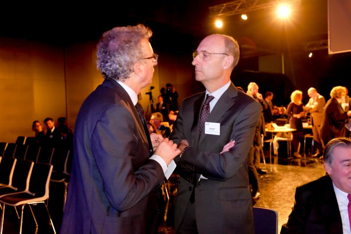 Finance minister Pierre Gramegna has abandoned his proposal to reform the stock options regime, which allows high earners to pay less taxes by buying stock options in the company they work for.Archive photo: Gramegna and Michel Wurth, chair of the business association UEL, at the Fedil new year reception in 2016 Maison Moderne