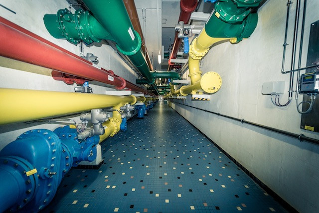 Pipes transporting Moselle wine for export can be seen inside Vinomosella’s processing centre. The red pipes carry red wine, the yellow pipes carry white wine, the blue pipes carry rosé, while the green pipe seen on the upper left carries crémant. Maison Moderne
