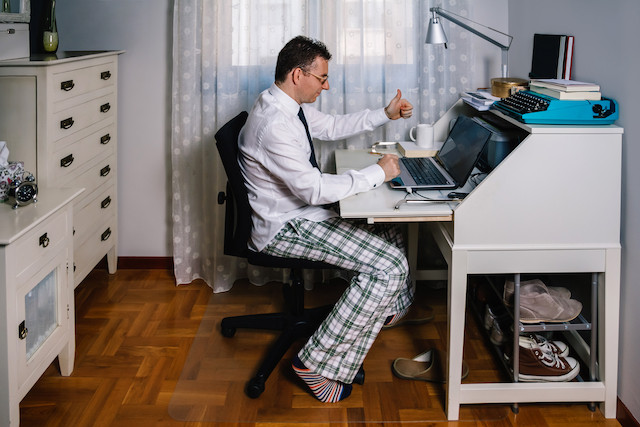 A cross-border worker who carries out his work from his home continues to be affiliated to the Luxembourg social security system until the end of 2020 Shutterstock
