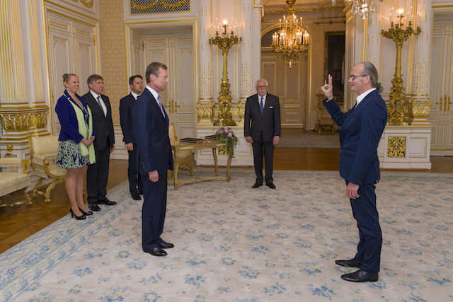 Déi Gréng's Claude Turmes is pictured being sworn in at the Grand Ducal palace by Grand Duke Henri SIP/Jean-Christophe Verhaegen