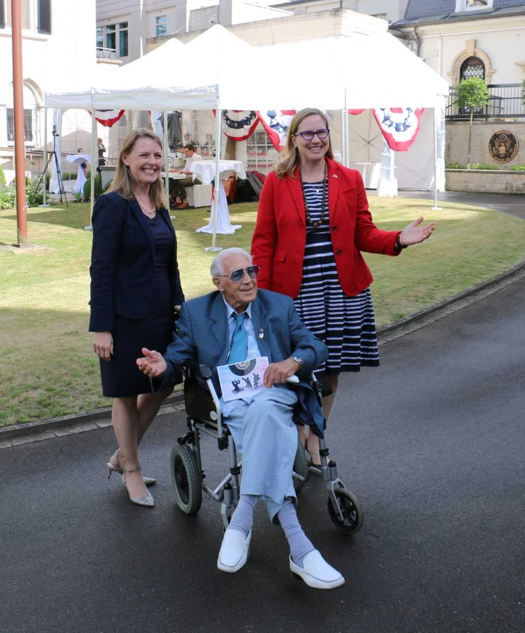 On Thursday 29 June, the new American chargé d’affaires Kerri Hannan (on right) celebrated the 4th of July during a party at the US embassy. In the middle, Michael Bondi, an American veteran of the Second World War who was in Luxembourg on liberation day. On the left, Kristi Roberts, deputy chief of mission and political & economic officer. US Embassy Luxembourg