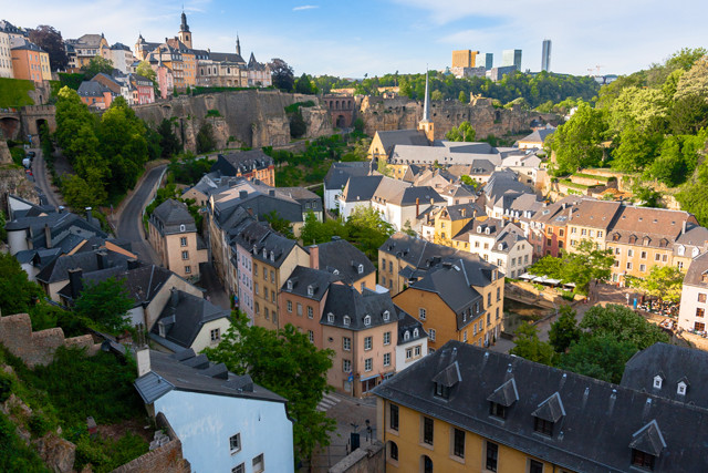 The view of the Grund district represents Luxembourg architecture in all its splendour: between heritage of the past with Vauban Foundations and glass skyscrapers of the actual business district of Kirchberg (credit photo : ING Luxembourg)