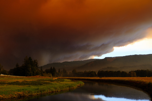 9 September photo shows a large glowing cloud from wildfires turn the sky red in the Willamette Valley, Oregon. Photo: Shutterstock Shutterstock