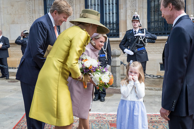 This little girl looked uncomfortable when she presented flowers to Queen Maxima of the Netherlands, 23 May 2018 Cour grand-ducale/Cyril Moreau/Bestimage