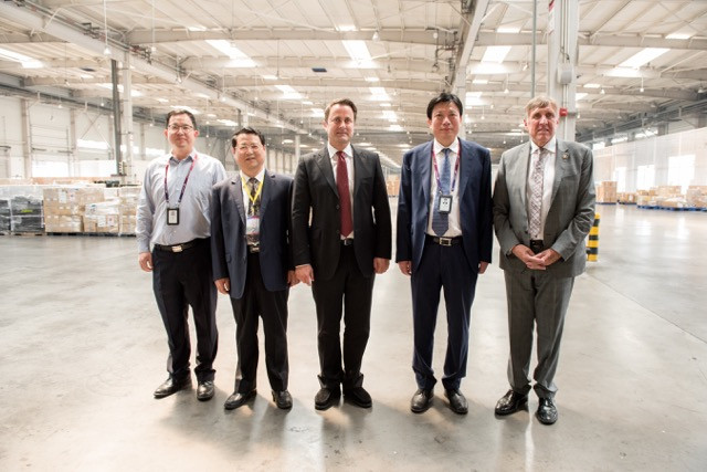 During the third day of his official visit to China, Xavier Bettel, the grand duchy’s prime minister, and other Luxembourg officials, visited the freight centre inside the Zhengzhou airport campus. Pictured: Chang Xiaozao, managing director of Cargolux in Zhengzhou; Yang Xianbo, chairman of Zhengzhou international airport’s board of directors; Xavier Bettel; Li Weidong, the airport’s managing director; and François Bausch, Luxembourg’s infrastructure minister. 13 June 2017. SIP/Charles Caratini