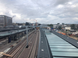 The footbridge is made up of a more modern part, owned by the CFL, and a less modern part, owned by the city. p(Photo: Paperjam)