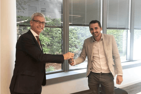 Paul Muyldermans (directeur technique de Codic Luxembourg) remet les clés à Damien Carta (Affiliate Lifecycle & Expansion manager chez Delhaize Luxembourg). (Photo: Codic Luxembourg)