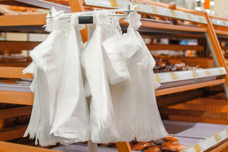 Delhaize veut en finir avec l’impact environnemental des sacs plastique. (Photo: Shutterstock)