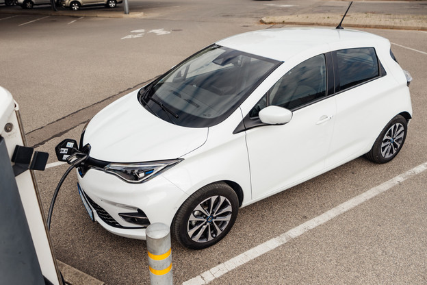 En prenant l’exemple d’une Renault Zoé, la charge complète pour effectuer 395 km revient en moyenne à 19,31€. (Illustration: Shutterstock)