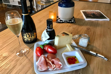 Jambon San Daniele, fromage Montasio et vin pétillant Antonutti: une triade gourmande dont on se lasse difficilement! (Photo: Maison Moderne)