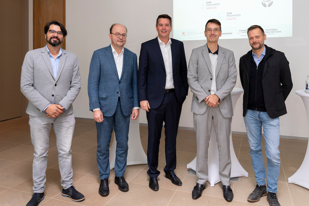 Luciano Afonso, director Dogwalker, Tom Wirion, director general Chamber of Trades, Lex Delles, minister for small and medium-size enterprises, Marc Wagener, COO et director entrepreneurship Chamber of Commerce ; Guy Masselter, director MOMA Schräinerei Chambre de commerce/Emmanuel Claude