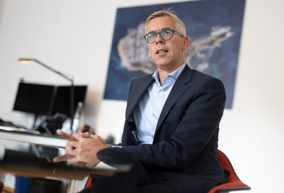 Un audit externe relève des lacunes dans le contrôle des demandes de séjour, ce qui conduit Léon Gloden à annoncer des mesures correctives. (Photo: Archives/Paperjam)