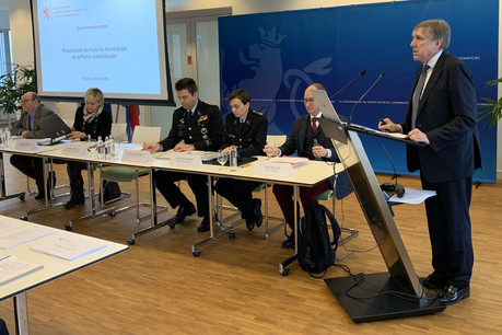 Le nouveau code de déontologie de la police, présenté vendredi 13 décembre au ministère de la Sécurité intérieure en présence du ministre François Bausch (Déi Gréng), prévoit la création d’un conseil confidentiel et la protection des lanceurs d’alerte. (Photo: Paperjam)
