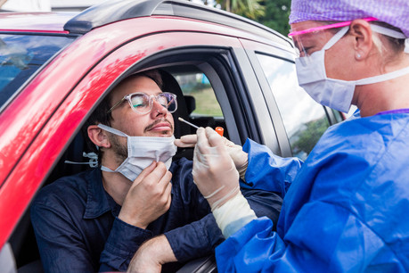 La fréquence du nombre de tests va augmenter dans les semaines à venir: dès la semaine prochaine, l’objectif est de passer à 65.000 tests réalisés par semaine. Puis, à partir de juin, les capacités logistiques devraient permettre d’effectuer jusqu’à 20.000 tests par jour. (Photo: Shutterstock)